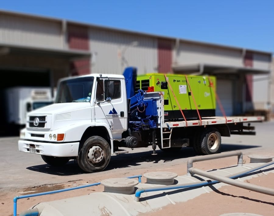 Transporte de generador eléctrico industrial sobre camión rampa